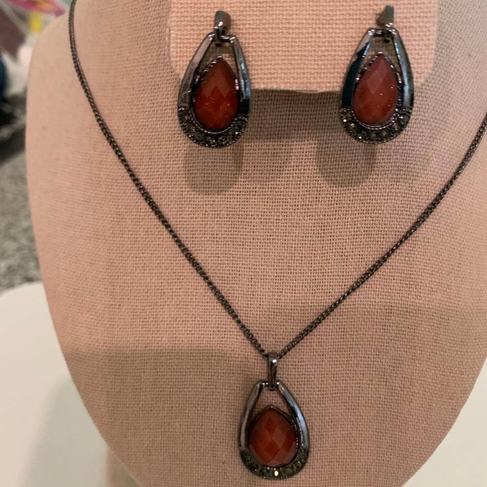 Beautiful necklace and earrings (pierced)